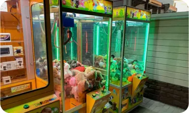 Cette machine attire l’attention des enfants
                                    et des adultes, offrant une variété de
                                    jouets et de souvenirs.